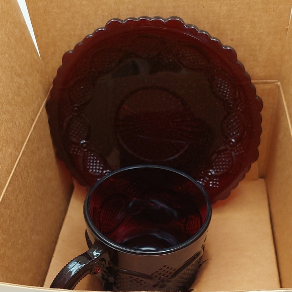 Avon Cape Cod Red Glass Cup & Saucer Set Collection NOS NEW 1990's Original box - Picture 5 of 16